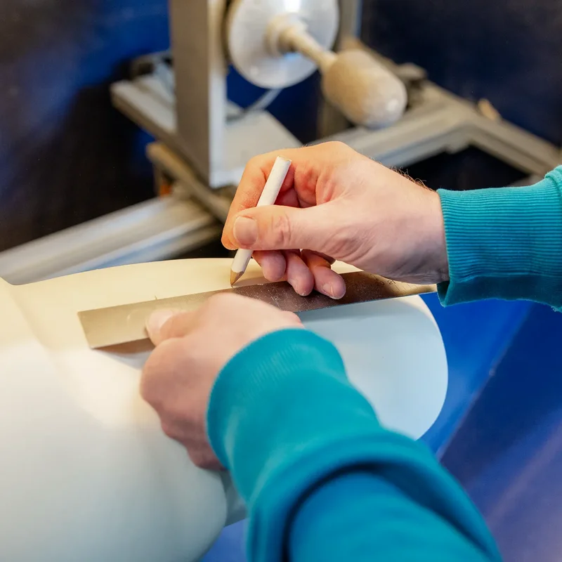 Markieren eines Prothesenmodells von Hand – exakte Anpassung und Vorbereitung für präzise Weiterbearbeitung in der Prothetik