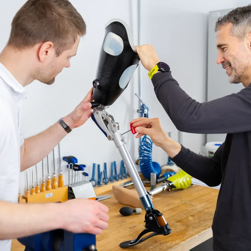 Uniprox Fachkräfte montieren Beinprothese in der Werkstatt – präzise Anpassung und Qualitätskontrolle in der Prothetik