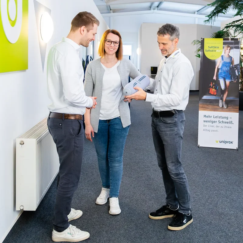 Beratungsgespräch bei Uniprox – Fachkräfte informieren Kundin zu Prothetiklösungen und individueller Versorgung