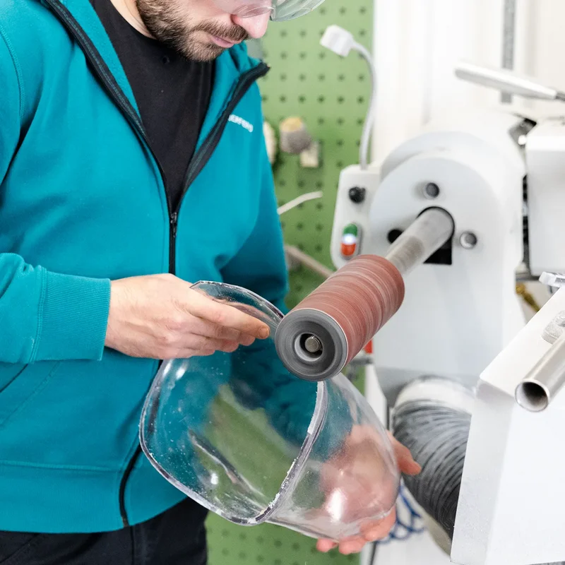 Orthopädietechniker schleift Prothesenmodell präzise an Maschine – CAD-basierte Modellierung bei Uniprox