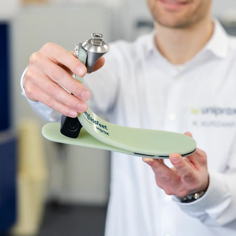 Glasfaser-Prothesenfuß wird in der Hand gehalten – leichte und belastbare Komponente für moderne Prothesen
