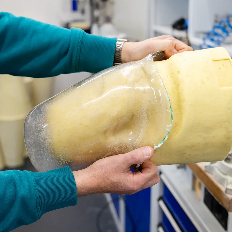 Prothesenmodell wird geprüft und angepasst – hohe Maßgenauigkeit und Qualität in der modernen Prothetikfertigung bei Uniprox