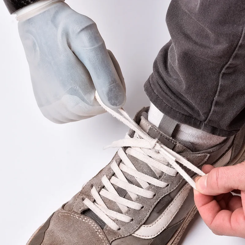 Handprothese bindet eigenständig einen Schuh – feinmotorische Kontrolle und hohe Alltagstauglichkeit